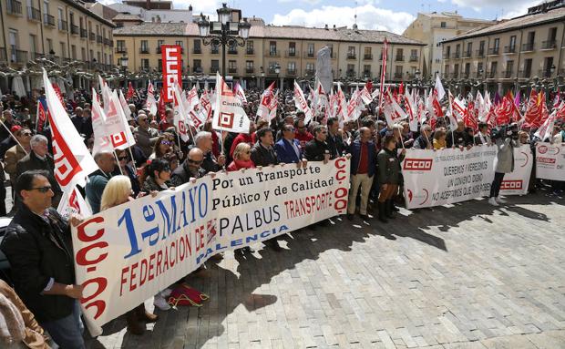 Pancartas reivindicativas de diferentes colectivos palentinos en el Primero de Mayo.