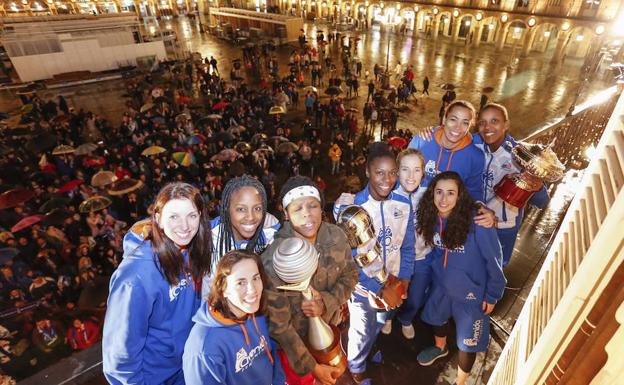 Las jugadoras de Avenida posan con los tres títulos en la Plaza Mayor. 