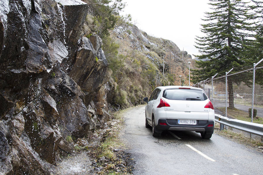 Un coche circula por la carretera de Porto de Sanabria, en la provincia de Zamora. 