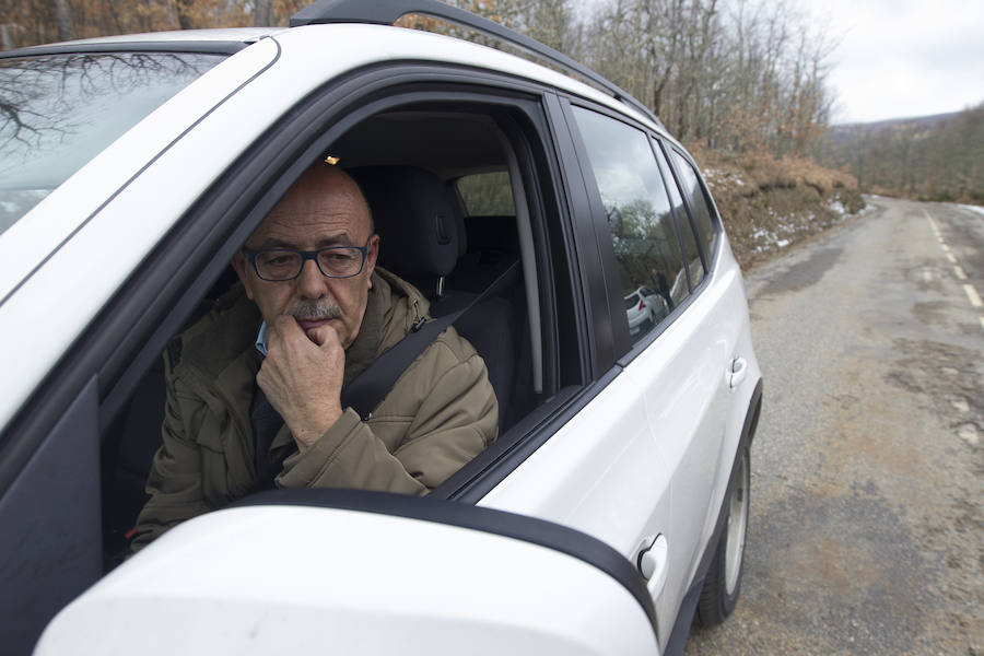 El médico del centro de salud de Porto, Jesús Andrés, en su vehículo en la carretera de Porto después de pasar consulta. 