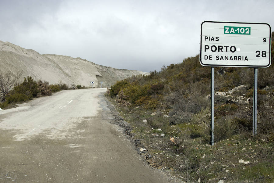 Señal al inicio de la carretera que lleva a la localidad zamorana de Porto de Sanabria.