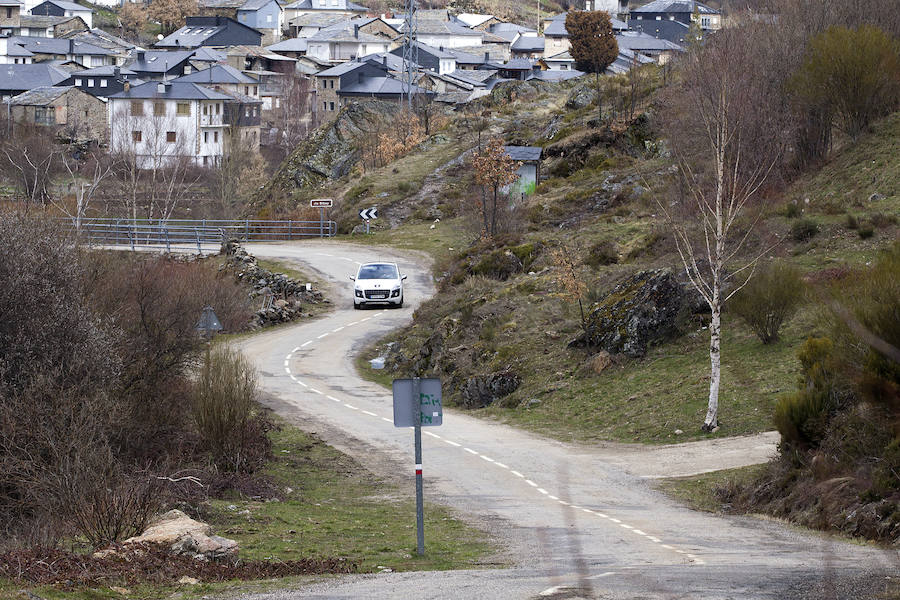 Un tramo de la carretera de Porto de Sanabria, y al fondo, el municipio zamorano. 