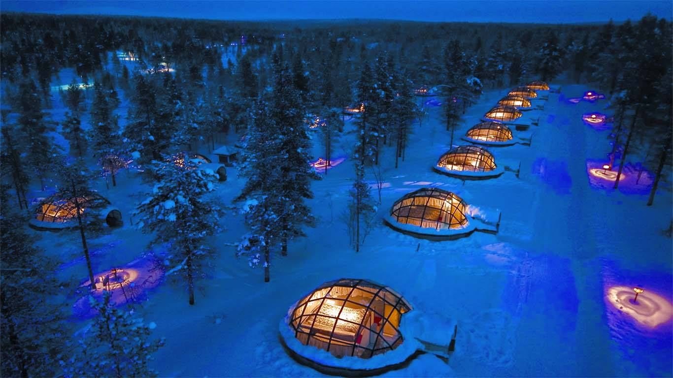 Kakslauttanen Arctic Resort, en Laponia (Finlandia). Con una enorme insfraestructura en forma de iglú de cristal, permite disfrutar de unas increíbles vistas de la aurora boreal. 