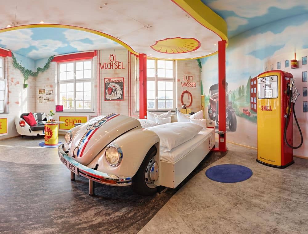 V8 Hotel (Stuttgart, Alemania). Para los amantes de los automóviles. No hay dos habitaciones iguales, todo está diseñado individualmente y equipado con piezas únicas. Ilustraciones en las paredes y una variedad de muebles y camas hechas de piezas de vehículos reales se combinan para formar una obra de arte total.