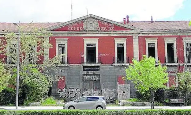 El frontón del antiguo cuartel Conde Ansúrez, inaugurado en 1902, aún conserva el escudo de piedra del Arma de Caballería