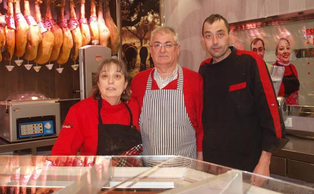 Teresa, Francisco y Raúl, en su establecimiento de la calle Juan de Juni.