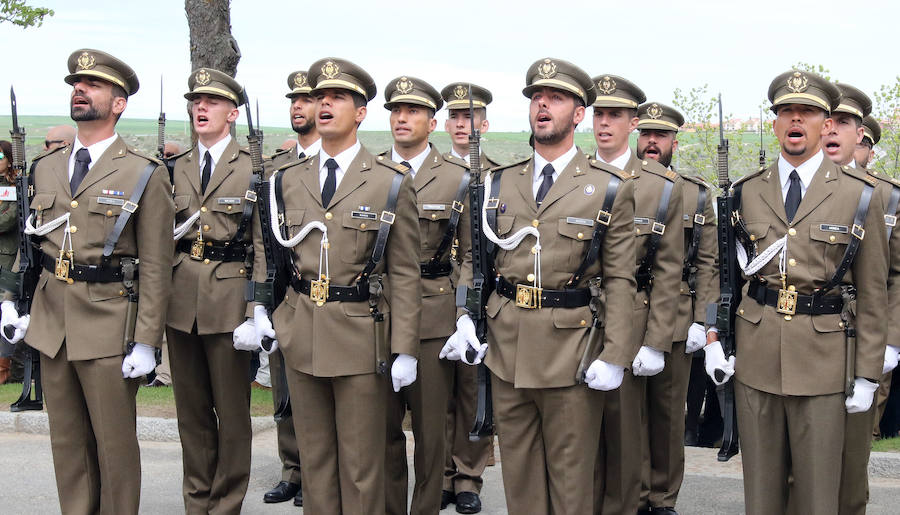 Alumnos de la Academia entonan el himno de los artilleros. 