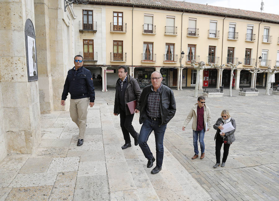 Los representantes de los trabajadores y del sindicato Comisiones Obreras acuden a la reunión con los grupos políticos.