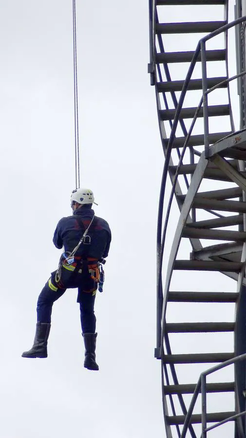 Una decena de funcionarios han aprovechado los catorce metros de altura del antiguo horno de cal de la azucarera Santa Victoria para descolgarse desde lo alto en una práctica habitual de formación