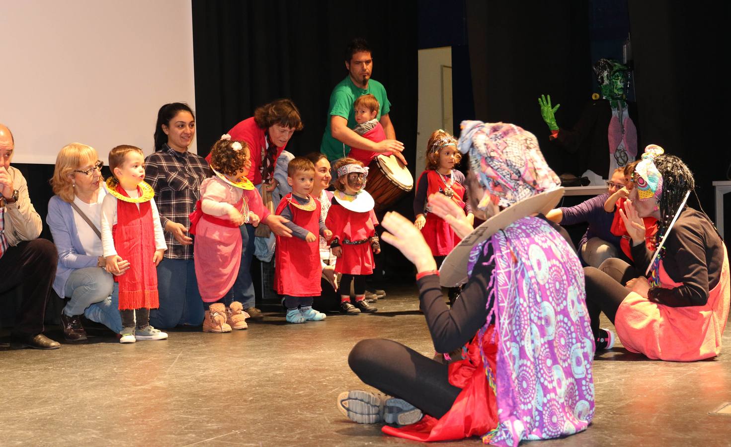 Los centros educativos impulsan hasta el sábado la iniciativa para integrar las 18 nacionalidades que conviven en el barrio