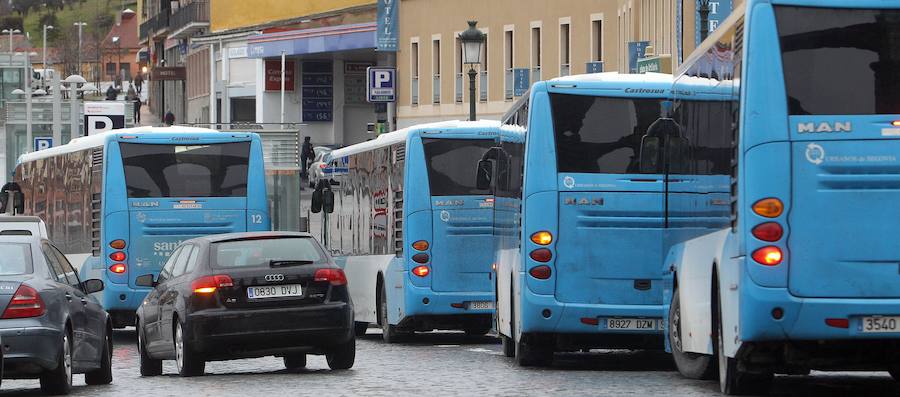 Varios autobuses urbanos de Segovia.