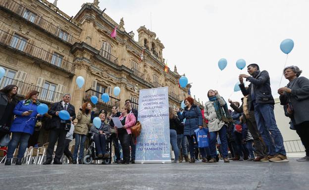 Minutos antes de la suelta de globos en la Plaza Mayor a cargo de esta asociación salmantina contra el bullying.