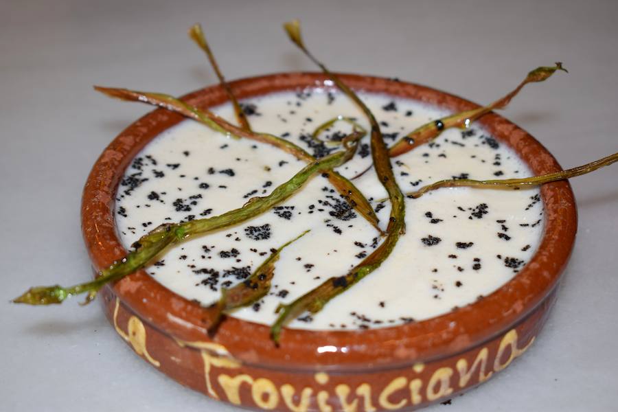 La Provinciana. Pincho: Crema de espárrago blanco, polvo de aceituna negra y crujiente de triguero. 