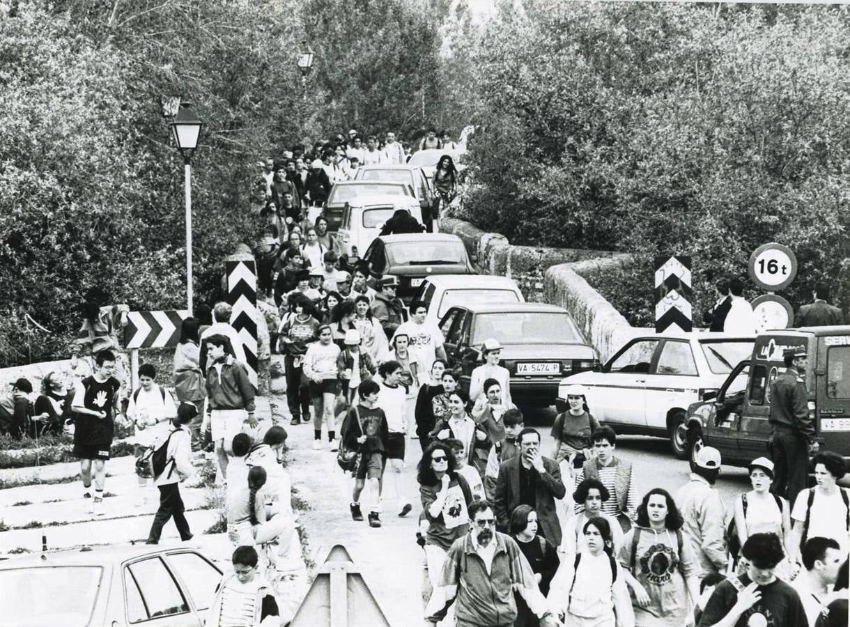 1994. Los caminantes hicieron colas al pasar por el puente de Simancas.