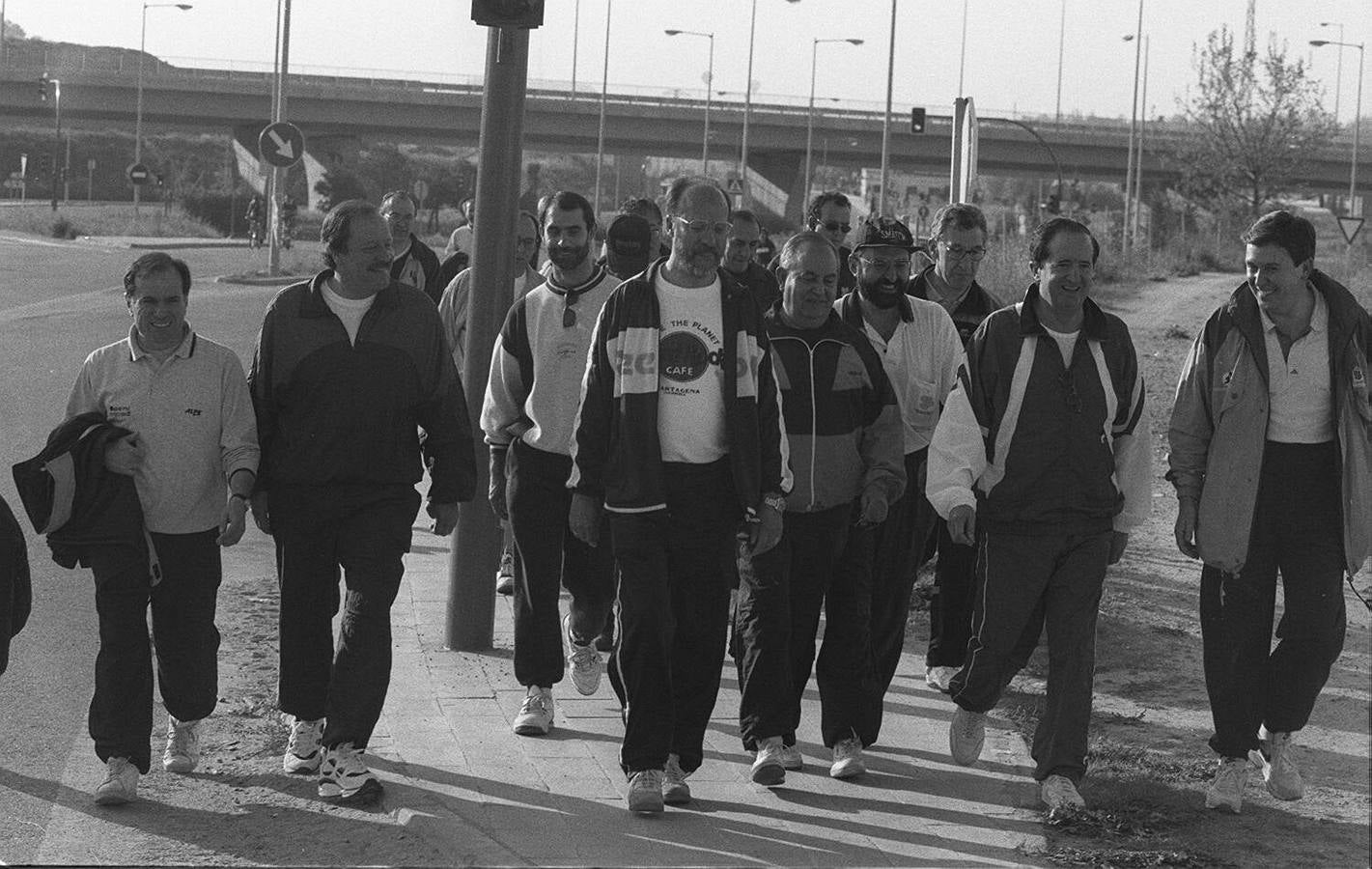 1998. Isaías García Monge, Javier León de la Riva, , Manuel Estella, Juan José Lycas y José Manuel Fernández Santiago participan en la Marcha..