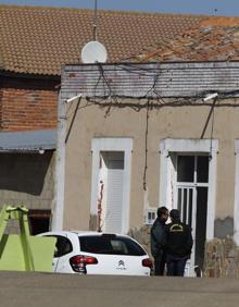 Imagen secundaria 2 - En la imagen superior, un perro de la Guardia Civil busca pistas en el lugar de los hechos. Abajo, el Ayuntamiento de Castrogonzalo con crespones negros y banderas a media asta. Y a la derecha, la vivienda en la que los efectivos de la Benemérita entraban y salían durante toda la mañana.