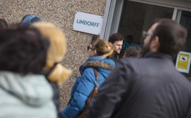 Empleados de Lindorff acceden a la sede de La Cistérniga. 