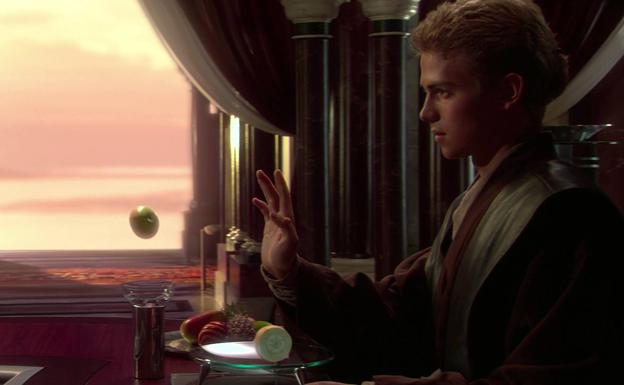 Anakin Skywalker utiliza sus poderes con una manzana. 