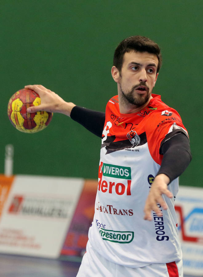 Fotos: Victoria del Balonmano Nava ante el Auto Gomas Sinfín