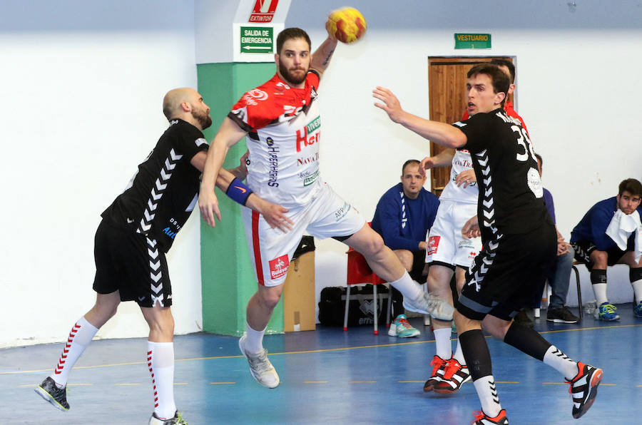 Fotos: Victoria del Balonmano Nava ante el Auto Gomas Sinfín