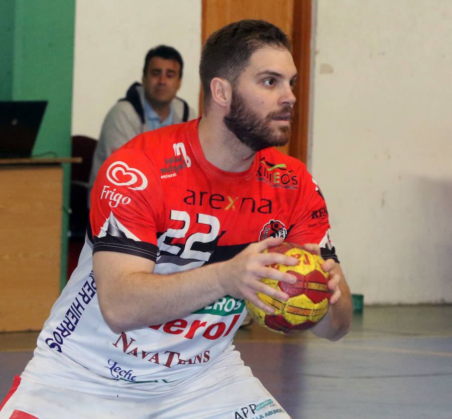 Fotos: Victoria del Balonmano Nava ante el Auto Gomas Sinfín