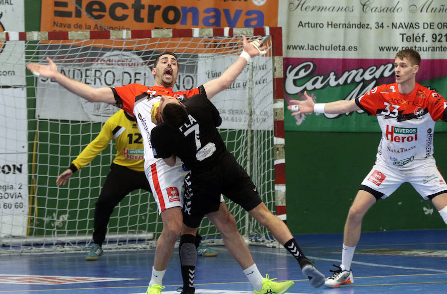 Fotos: Victoria del Balonmano Nava ante el Auto Gomas Sinfín