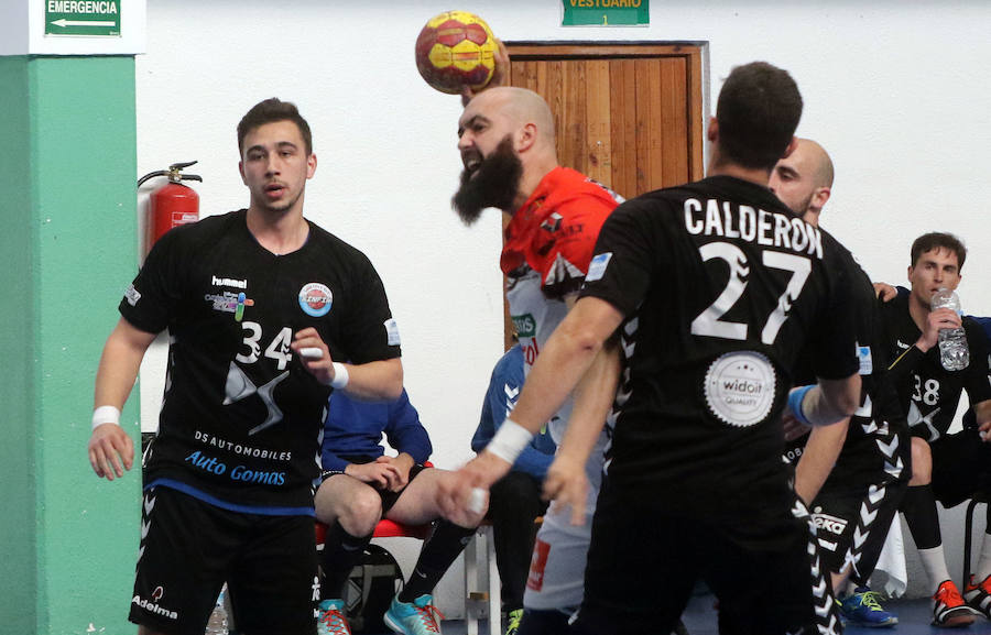 Fotos: Victoria del Balonmano Nava ante el Auto Gomas Sinfín