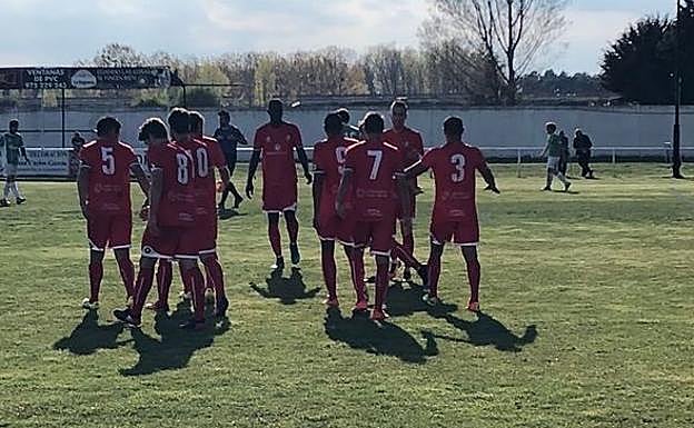 Los jugadores del Salmantino celebran uno de sus goles ante el San José. 