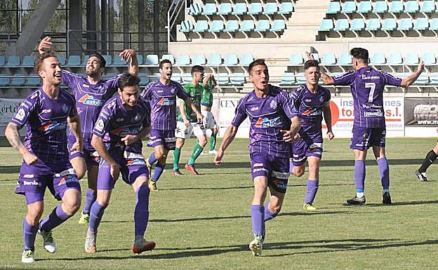 Los jugadores del Palencia Cristo celebran el final del partido. 