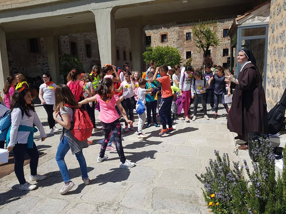 Más de cuatrocientos niños de catequesis de Comunión y Postcomunión han ganado el Jubileo este fin de semana en Ávila. La jornada comenzó en el Monasterio de Santo Tomás de la capital.