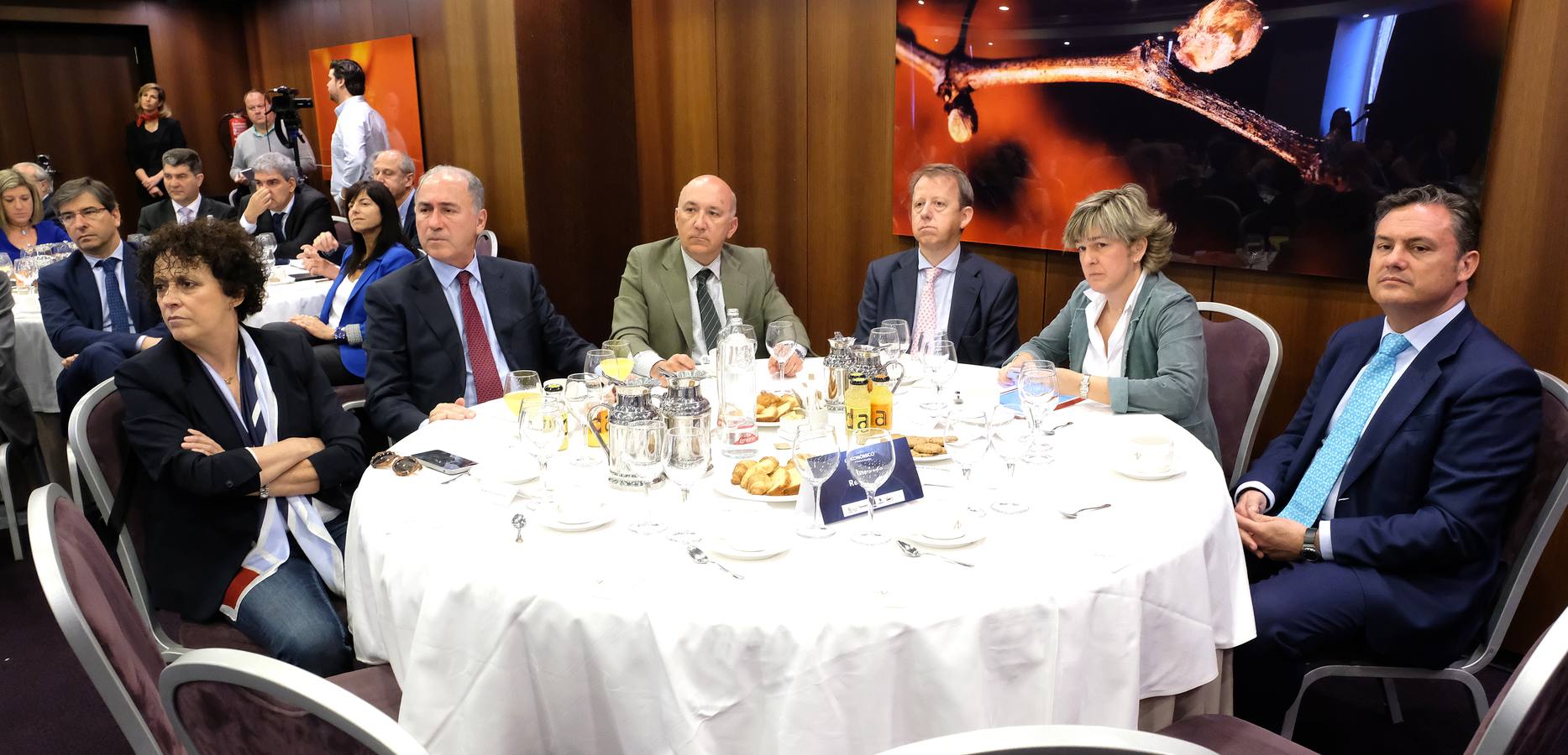 El exministro centró gran parte de su intervención en el difícil asunto catalán y que está sirviendo de «pantalla para ocultar el problema político del país»