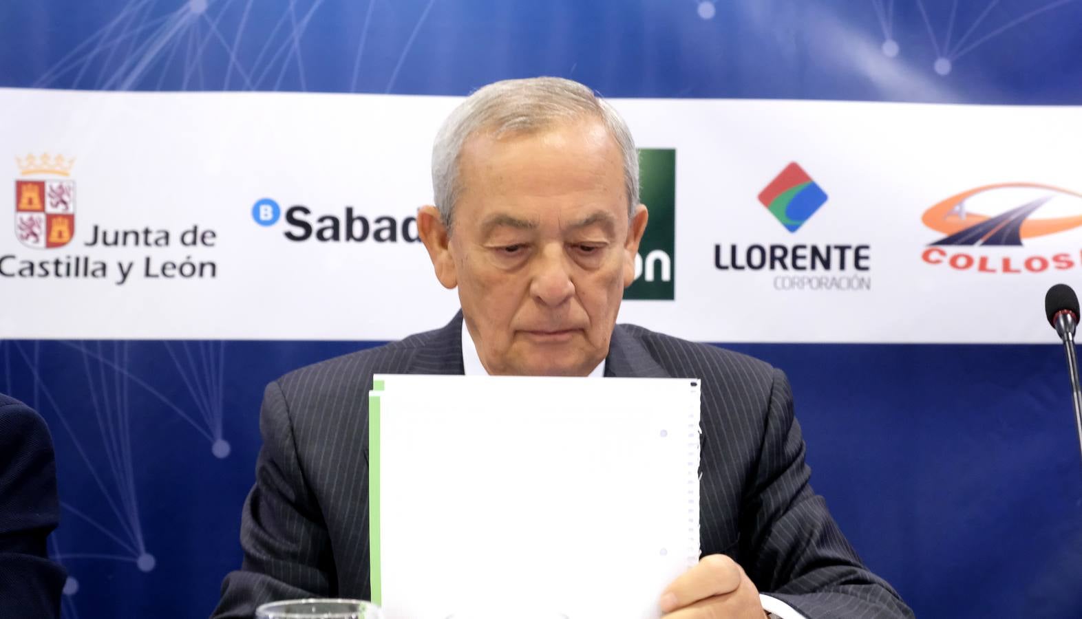 El exministro centró gran parte de su intervención en el difícil asunto catalán y que está sirviendo de «pantalla para ocultar el problema político del país»