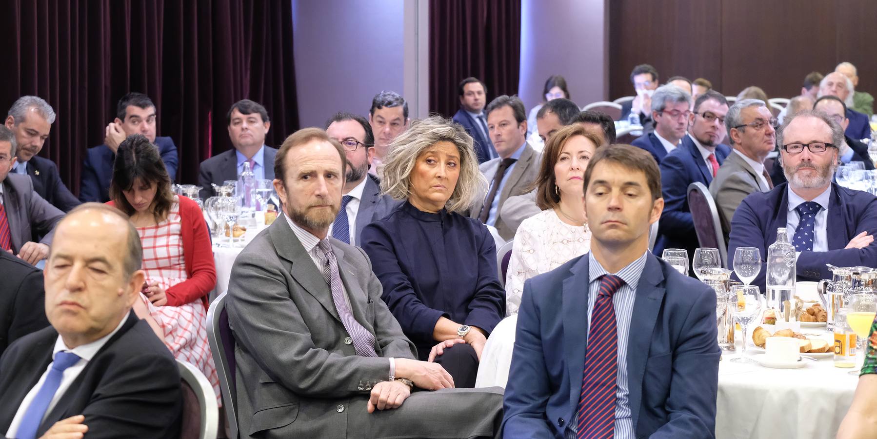 El exministro centró gran parte de su intervención en el difícil asunto catalán y que está sirviendo de «pantalla para ocultar el problema político del país»