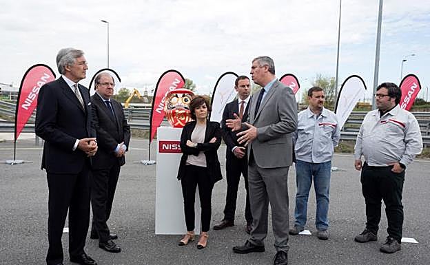 El vicepresidente ejecutivo adjunto de la Alianza Renault-Nissan-Mitsubishi, José Vicente de los Mozos (3d), la vicepresidenta del Gobierno, Soraya Sáenz de Santamaría (3i), el presidente de Castilla y León, Juan Vicente Herrera (2i), el alcalde de Ávila, José Luis Rivas (i) y trabajadores de la empresa, durante la ceremonia del Daruma.
