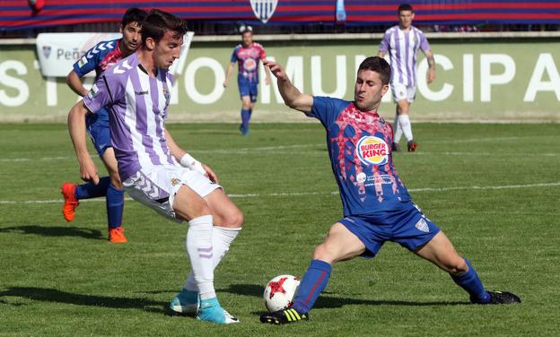 Manu frena el avance de un jugador del Real Valladolid B.
