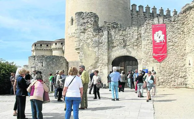 Visitantes a las puertas del castillo de Cuéllar durante el último puente del 1 de mayo. 