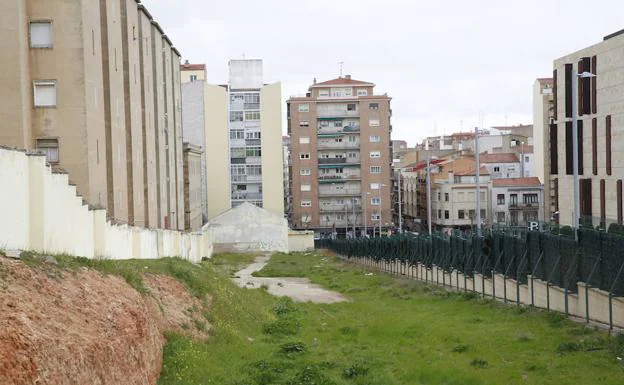 Solar de la calle Víctimas del Terrorismo, propiedad del Ministerio de Defensa y cuyo uso fue modificado por el Ayuntamiento para ubicar futuros equipamientos públicos. 