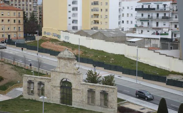 Franja de terreno de la calle Víctimas del Terrorismo propiedad del Ministerio de Defensa. 