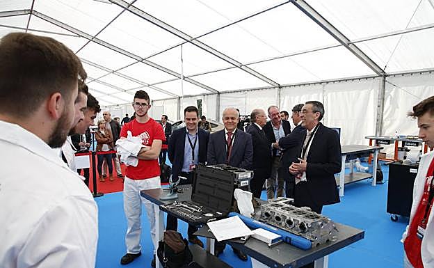 Autoridades educativas y de la Junta durante su visita de ayer a los campeonatos Skills. 