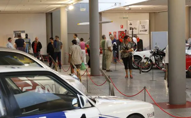 Visitantes del Museo de Automoción durante un día de puertas abiertas.
