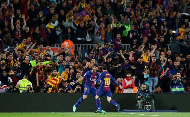 Messi y Luis Suárez celebran un gol contra el Real Madrid. 