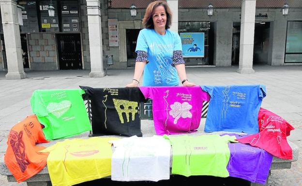 Yolanda Villalmanzo muestra las camisetas de las ediciones de la Marcha de Mujeres de Segovia en las que ha participado. 