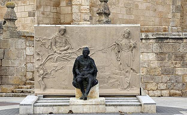 Monumento a Jorge Manrique en Paredes, obra de Julio López. 