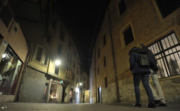 Una pareja camina por Rúa Oscura, en Valladolid. 