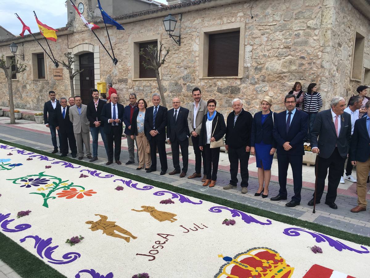 Diecisiete santos desfilaron sobre una alfombra floral confeccionada para su patrón en las fiestas de la localidad