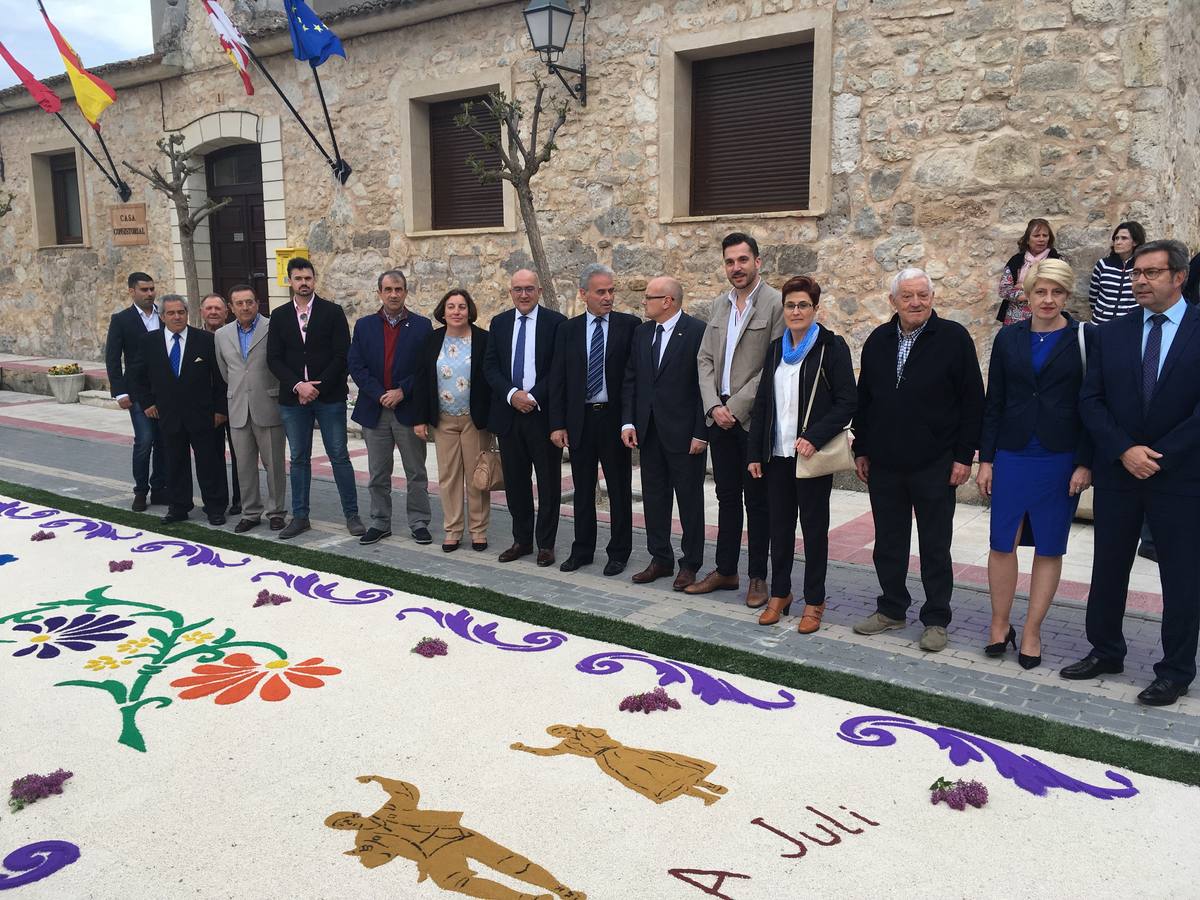 Diecisiete santos desfilaron sobre una alfombra floral confeccionada para su patrón en las fiestas de la localidad