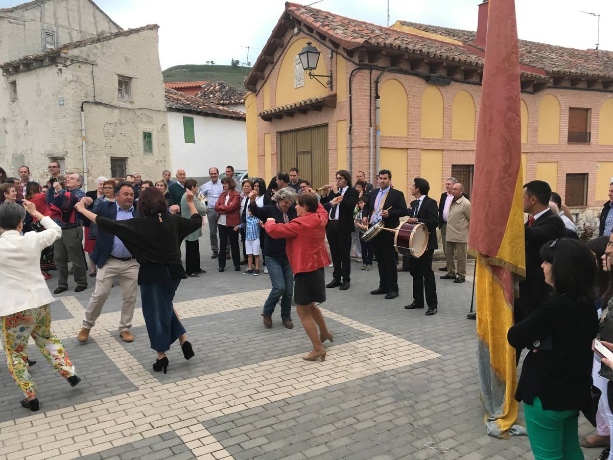 Diecisiete santos desfilaron sobre una alfombra floral confeccionada para su patrón en las fiestas de la localidad