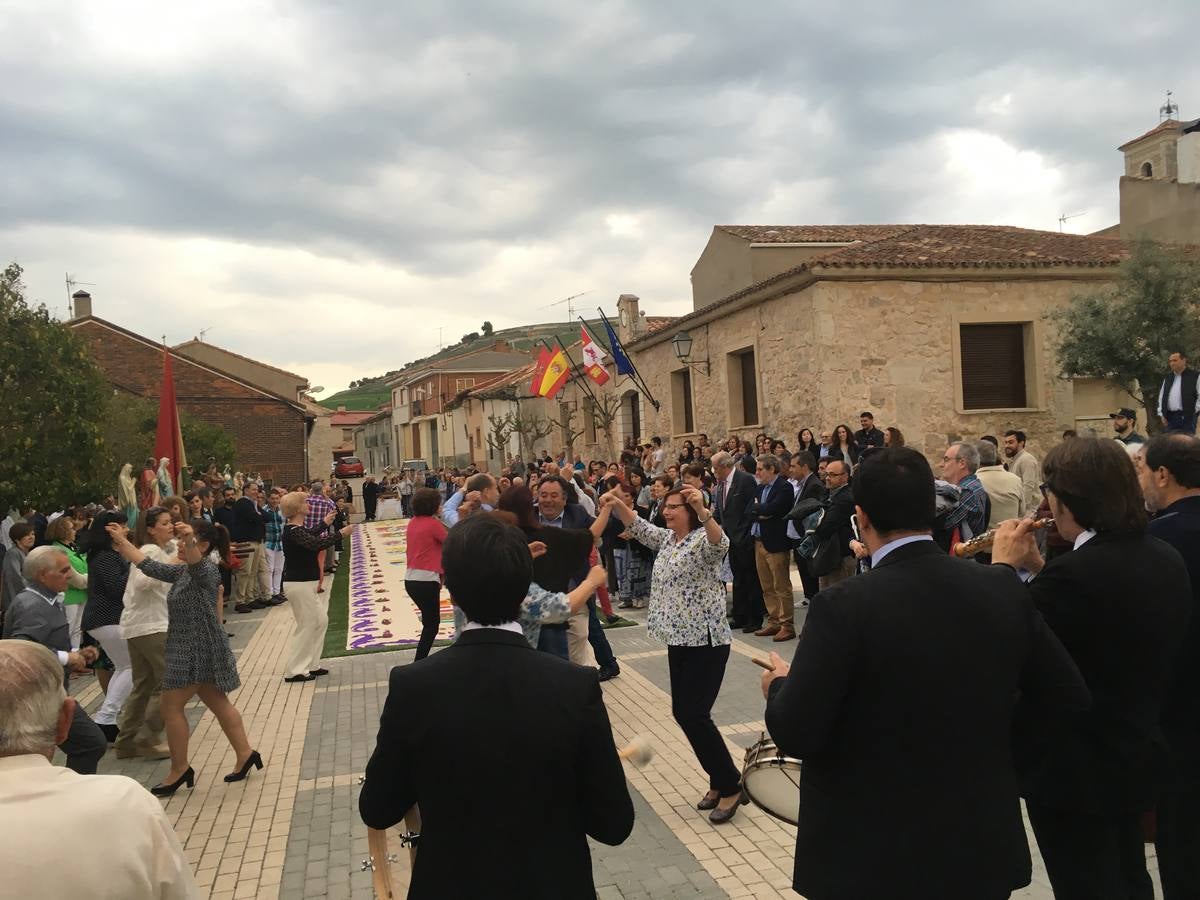 Diecisiete santos desfilaron sobre una alfombra floral confeccionada para su patrón en las fiestas de la localidad