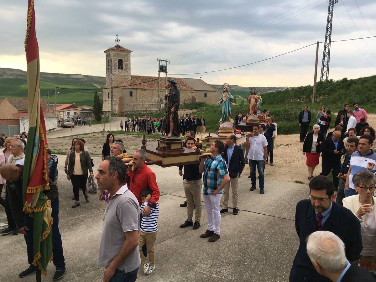 Diecisiete santos desfilaron sobre una alfombra floral confeccionada para su patrón en las fiestas de la localidad