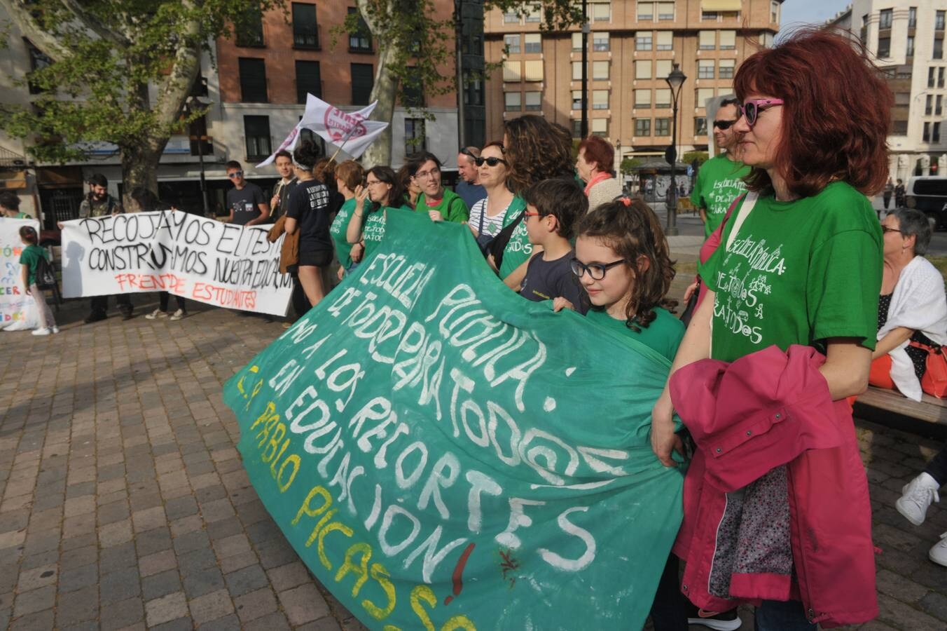 Varias decenas de personas se sumaron a la 'marea verde' en la plaza de la Universidad, donde se leyó un manifiesto